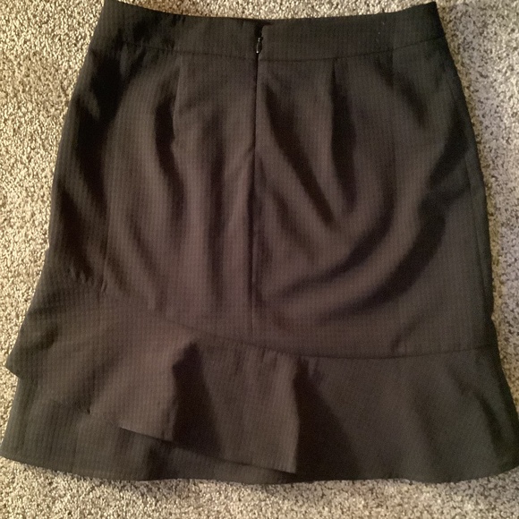 Ann Taylor Size 2P Black Ruffled skirt - Picture 3 of 3